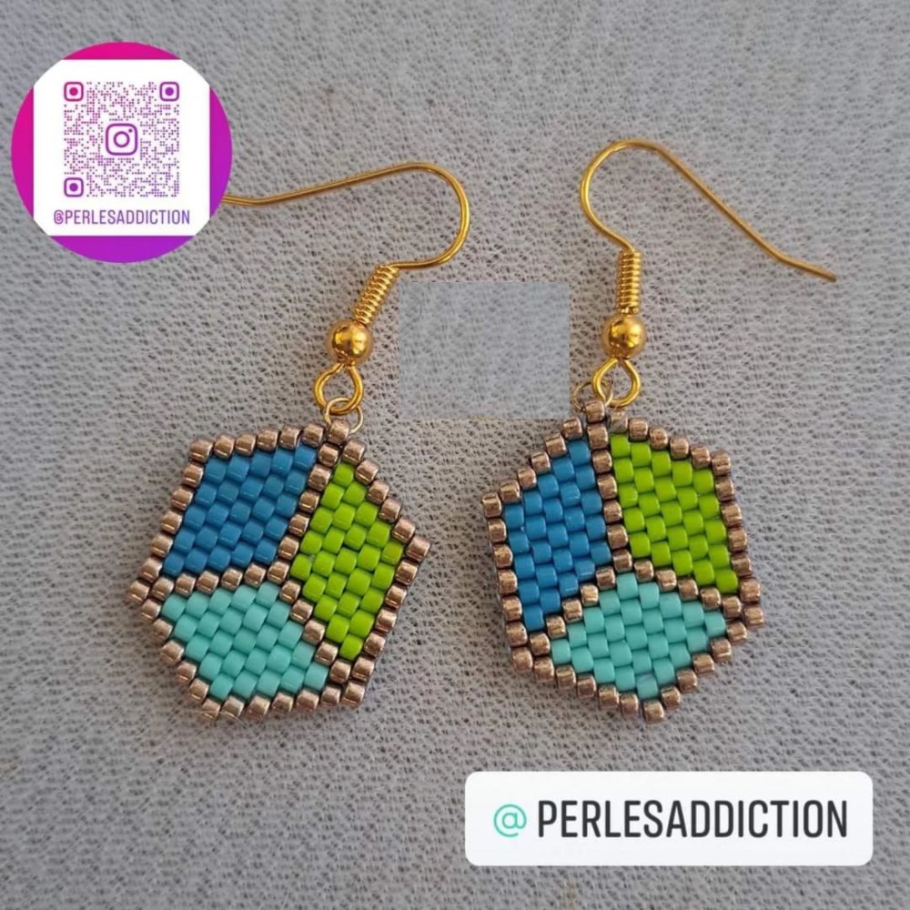 Paire de boucles d'oreilles cube.