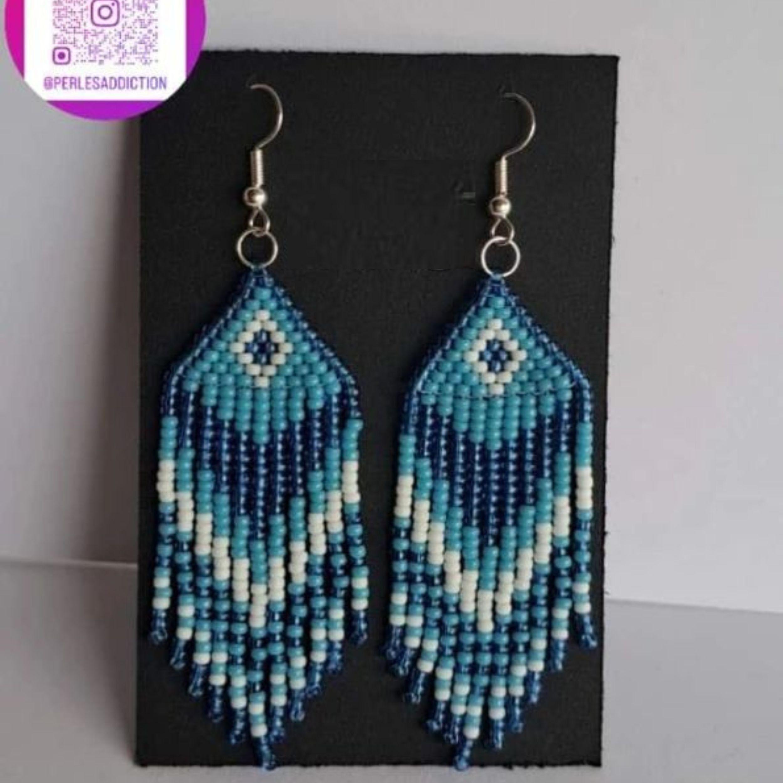 boucles d'oreilles à frange bleu et blanche