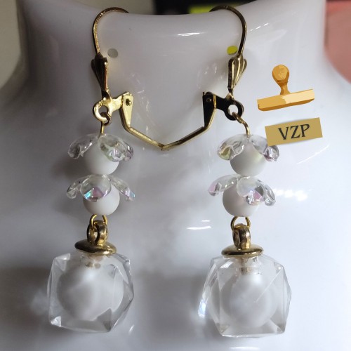 Boucle d'oreille pendante original et cristal blanc