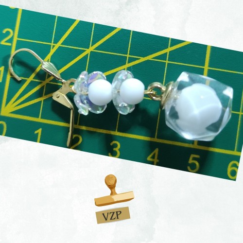 Boucle d'oreille pendante original et cristal blanc