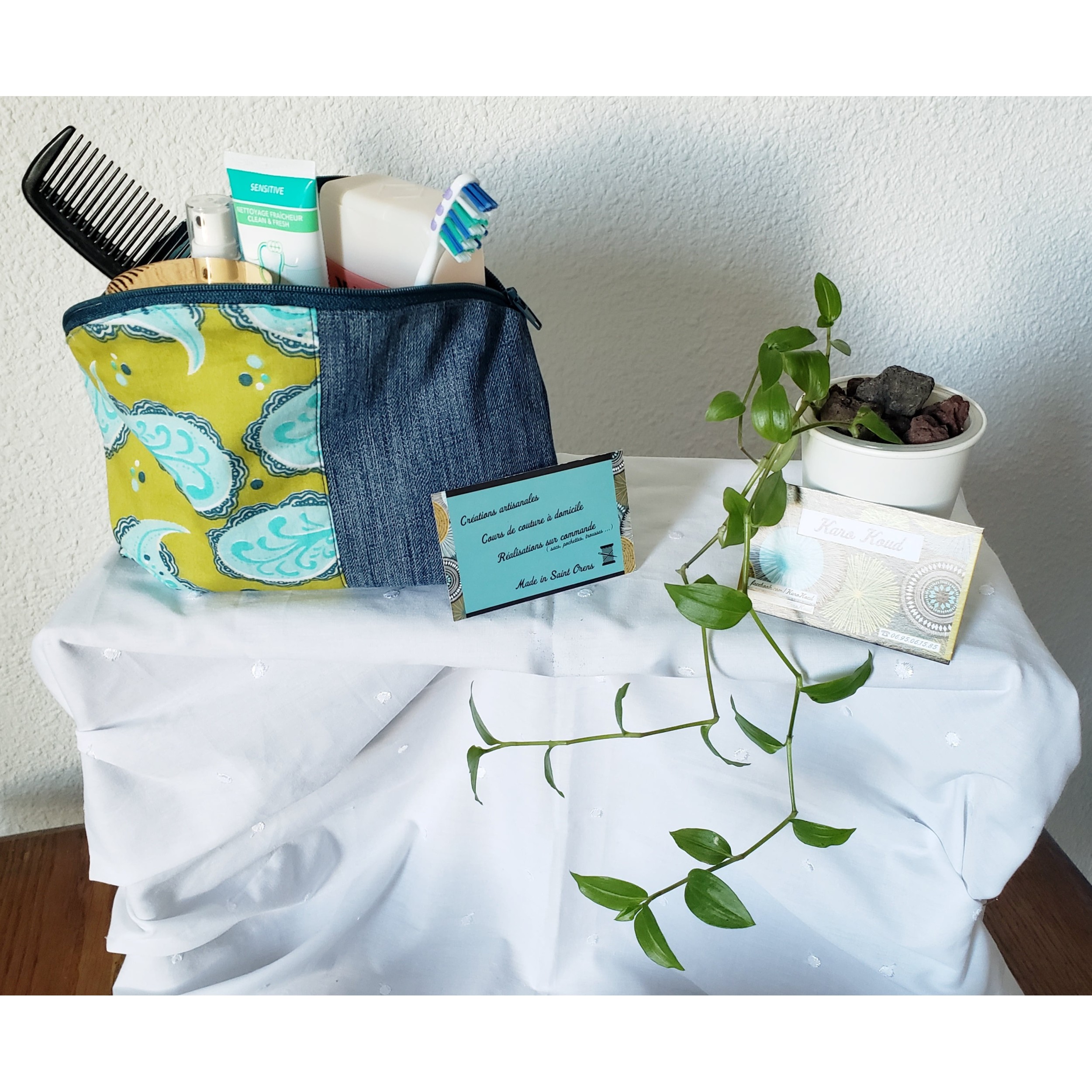 Trousse de toilette  ou maquillage éco-conçue en jean et coton imprimé