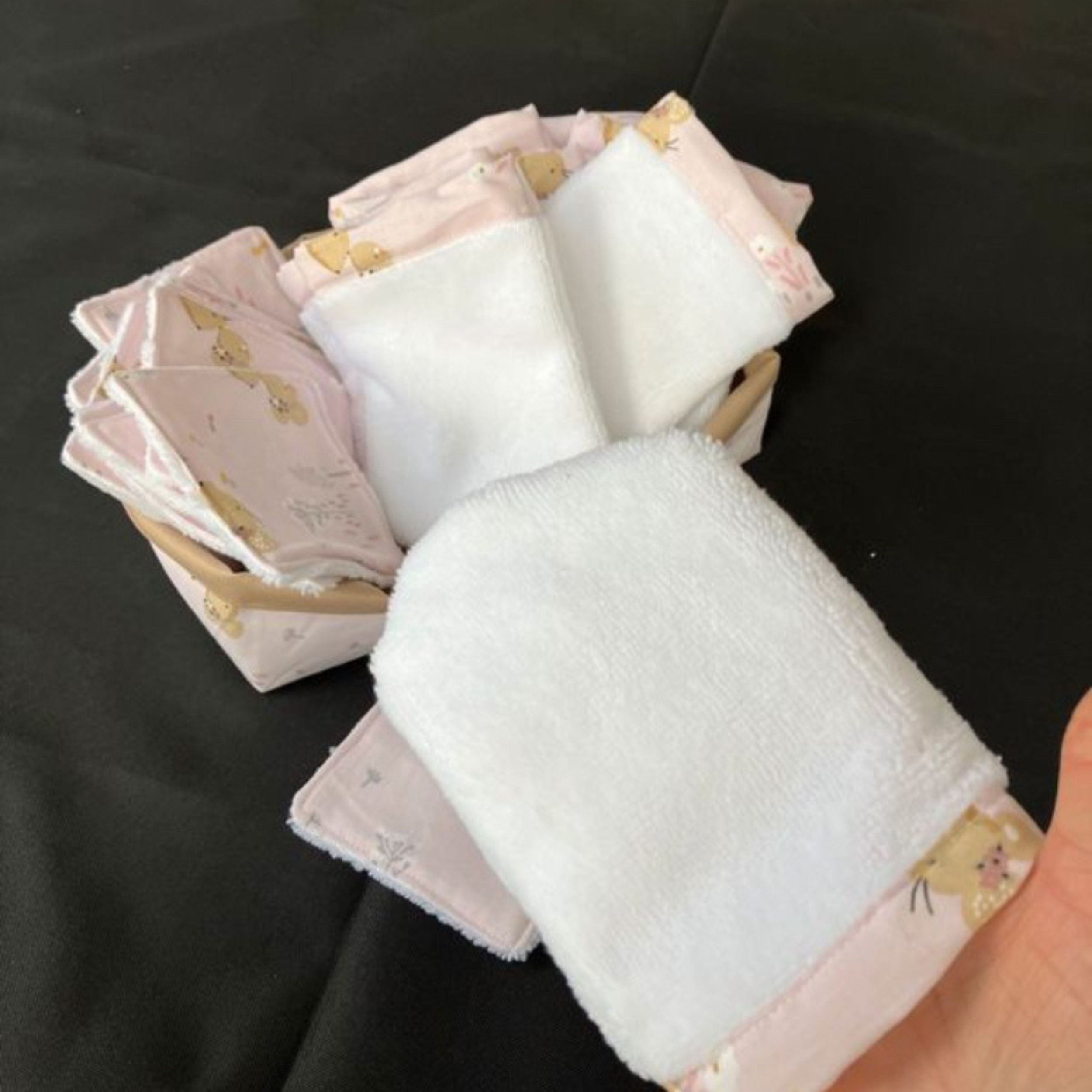 Panier de change pour bébé avec 10 lingettes et 8 mini-gants en fibre de bambous - motifs variés