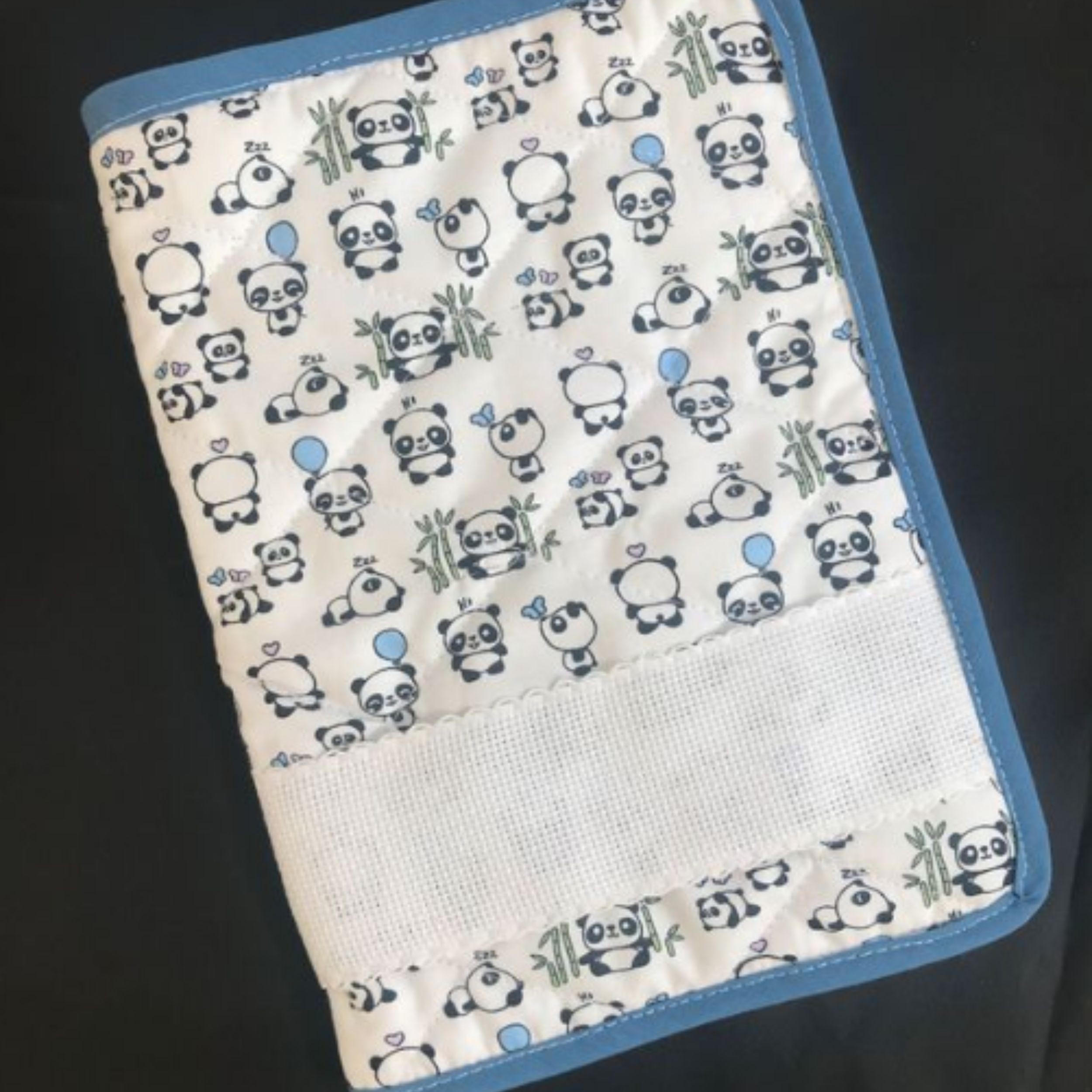 Protège carnet de santé avec broderie du prénom de l'enfant offerte - motifs variés