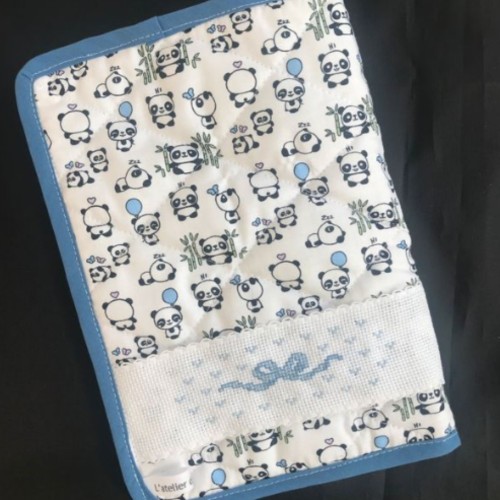 Protège carnet de santé avec broderie du prénom de l'enfant offerte - motifs variés