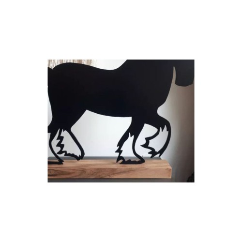 Le cheval de trait en noir sur un socle en bois 