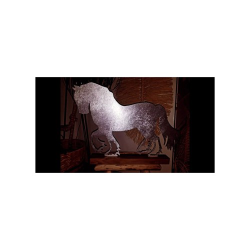 Le cheval de trait en aluminium brut sur son socle en bois 