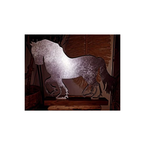 Le cheval de trait en aluminium brut sur son socle en bois 