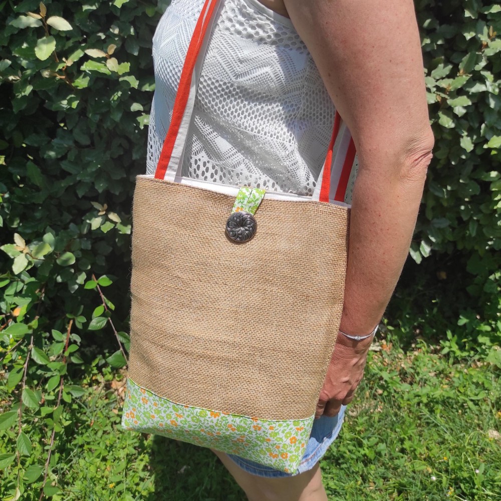 Tote bag en toile de jute et tissu fleuri avec poche intérieure