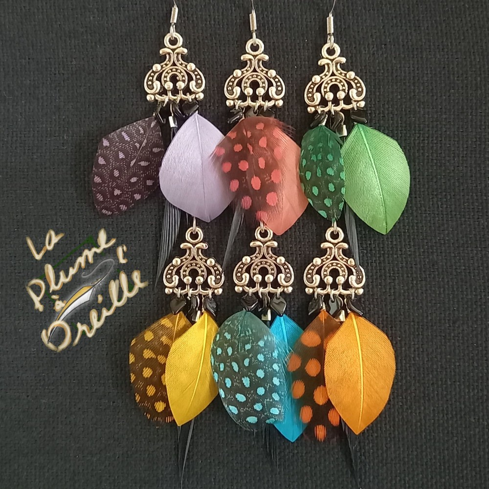 Boucles d'oreilles en plumes teintées. Couleurs au choix !