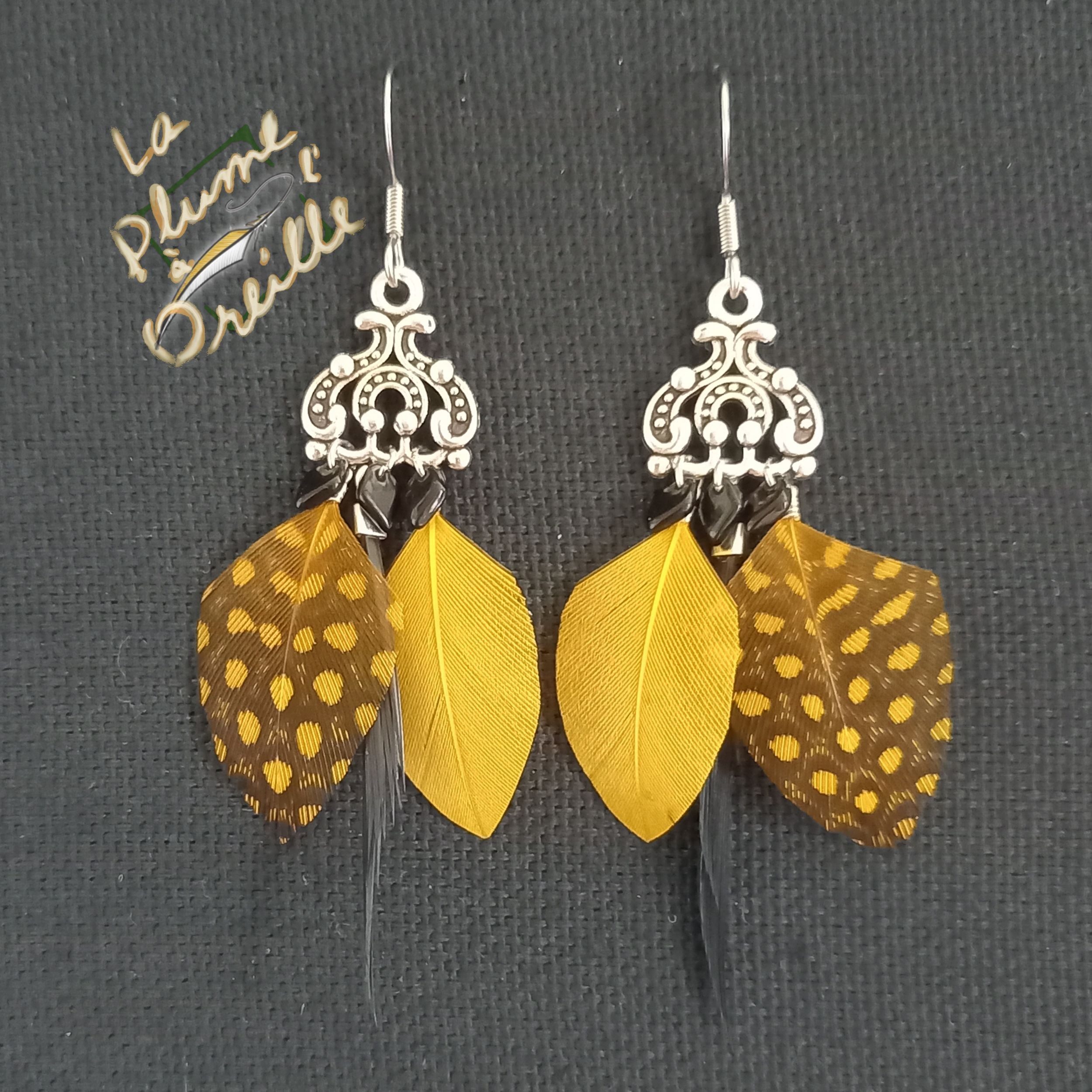 Boucles d'oreilles en plumes teintées. Couleurs au choix !