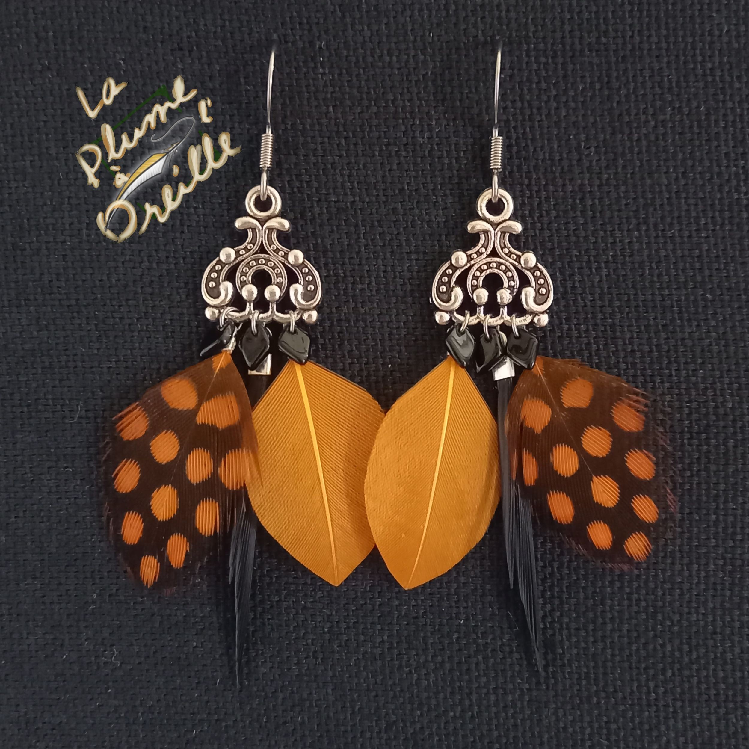 Boucles d'oreilles en plumes teintées. Couleurs au choix !