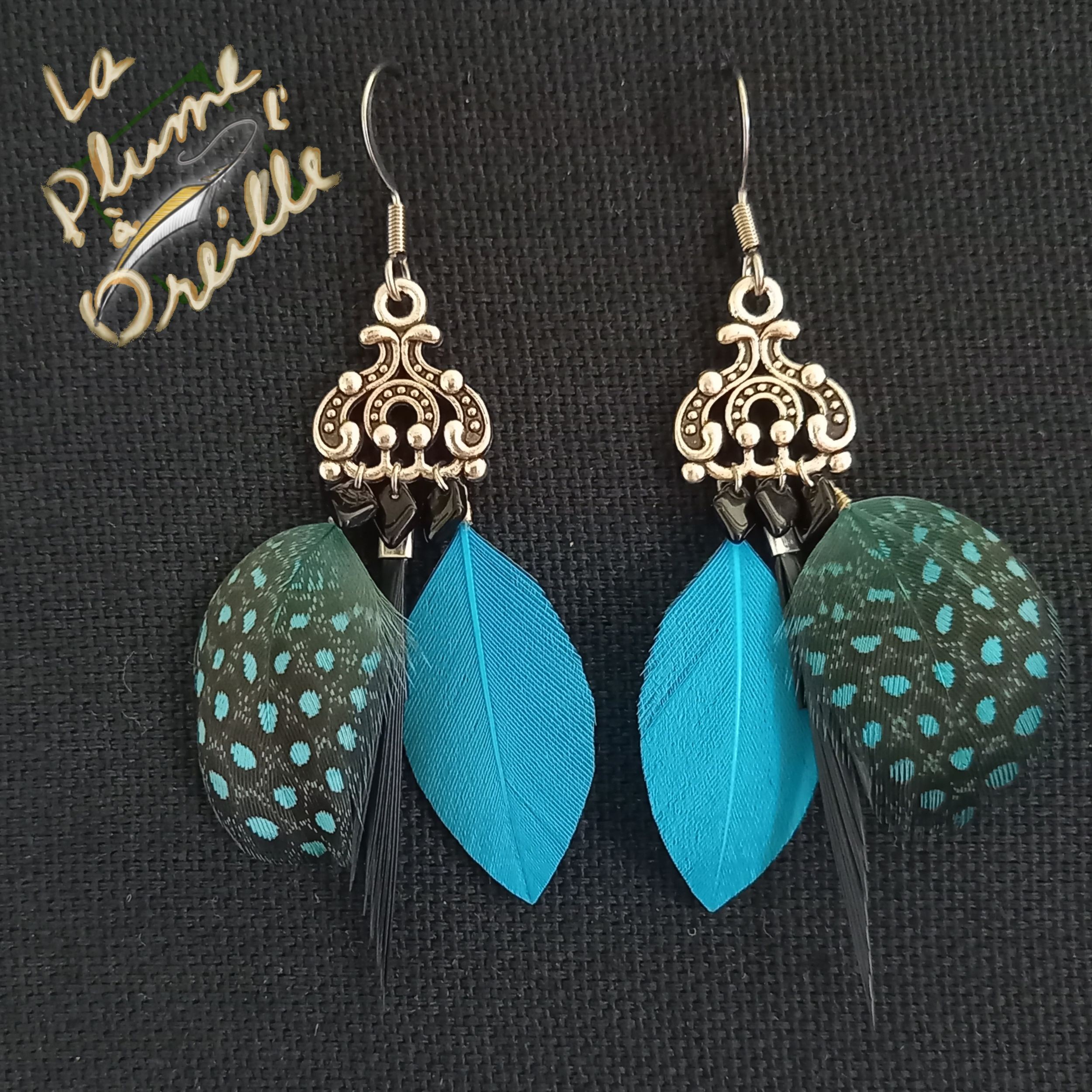 Boucles d'oreilles en plumes teintées. Couleurs au choix !