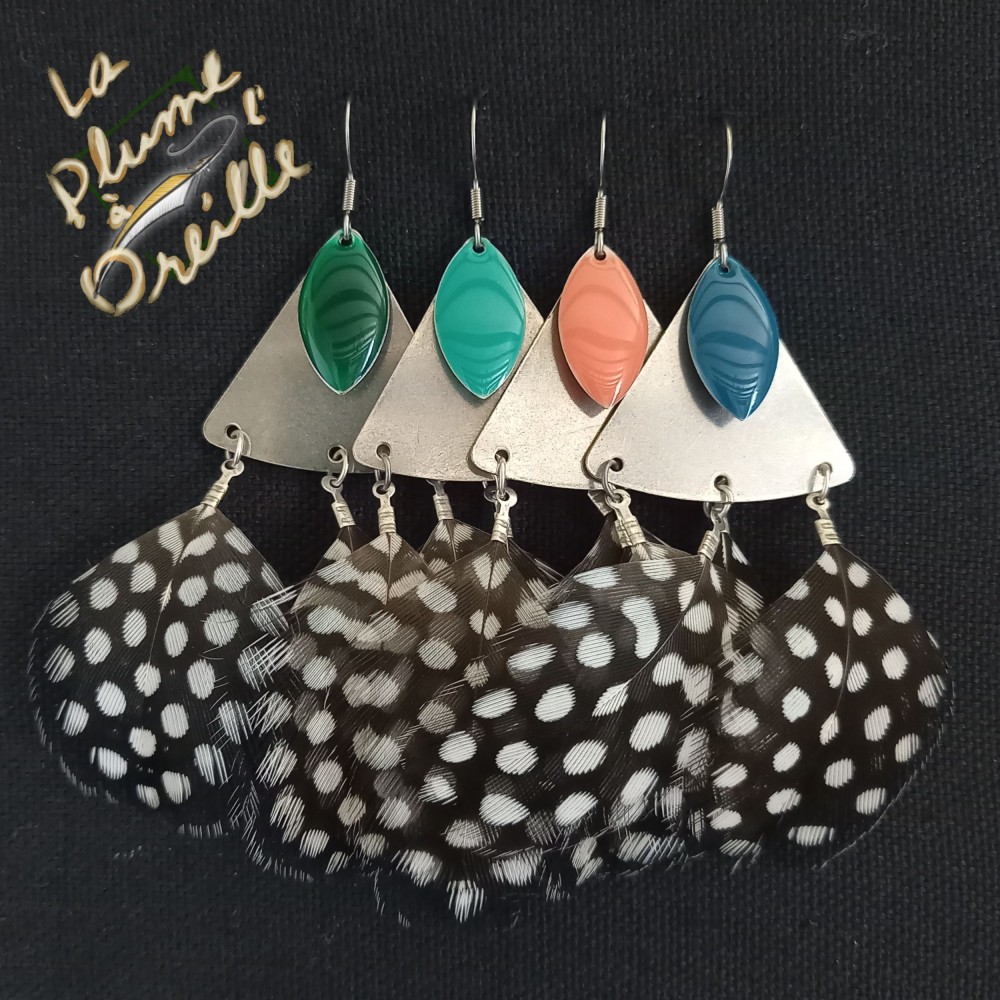 Boucles d'oreilles "Triangle" en plumes. Couleurs perles au choix !